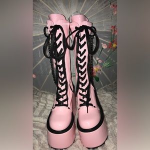 Holographic demonias